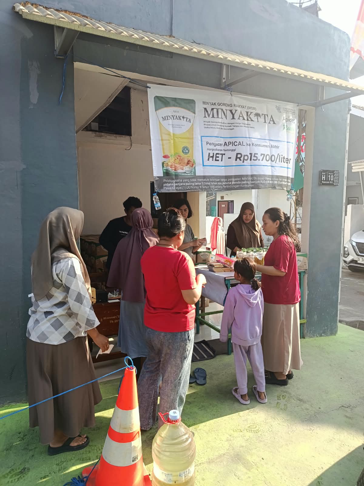 Sukses Digelar, Operasi Pasar Minyak Murah Jangkau Berbagai Perumahan dan Warga Sekitar di Tarumajaya Salurkan 4.800 Liter